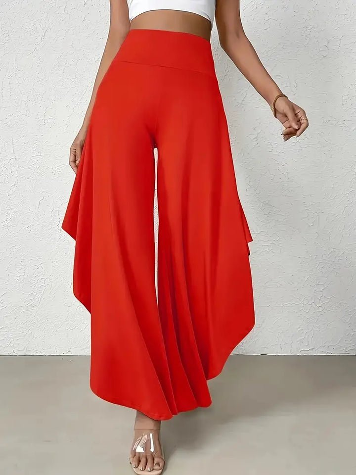Chic Ingrid - Pants with flair: wide legs and trendy asymmetry detail