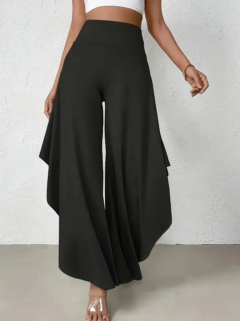 Chic Ingrid - Pants with flair: wide legs and trendy asymmetry detail