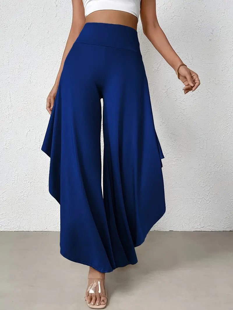 Chic Ingrid - Pants with flair: wide legs and trendy asymmetry detail