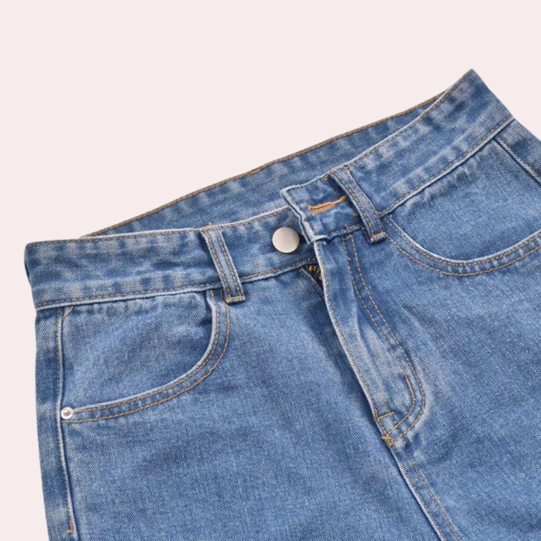 Dora - Stylish high-waisted shorts for women