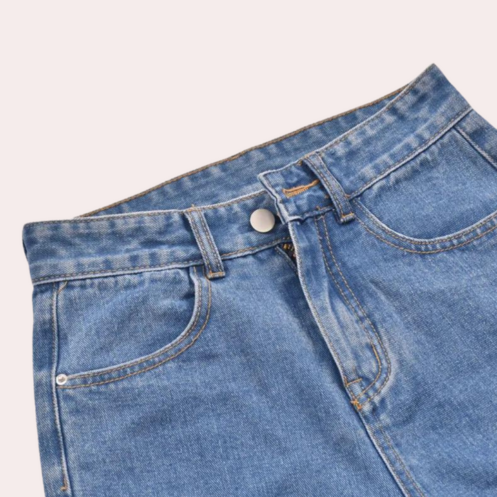 Dora - Stylish high-waisted shorts for women
