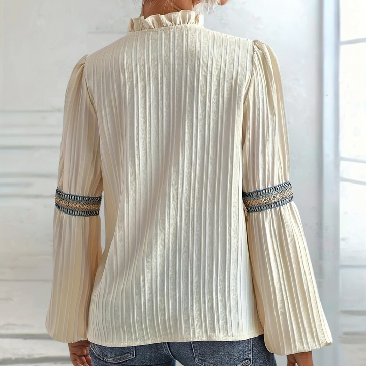 Teodora - Elegante Bluse mit V-Ausschnitt und modischen Rüschen für Frauen