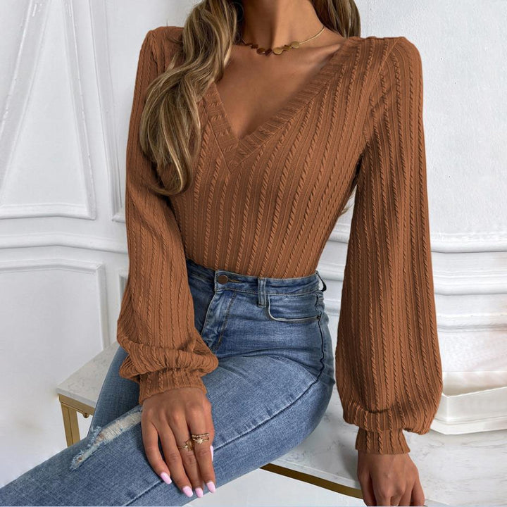 Frida - Elegant long sleeve knit blouse with V-neck for a stylish autumn look