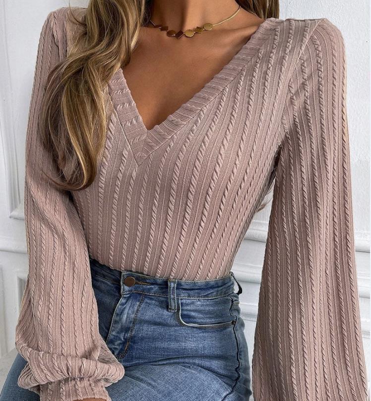 Frida - Elegant long sleeve knit blouse with V-neck for a stylish autumn look