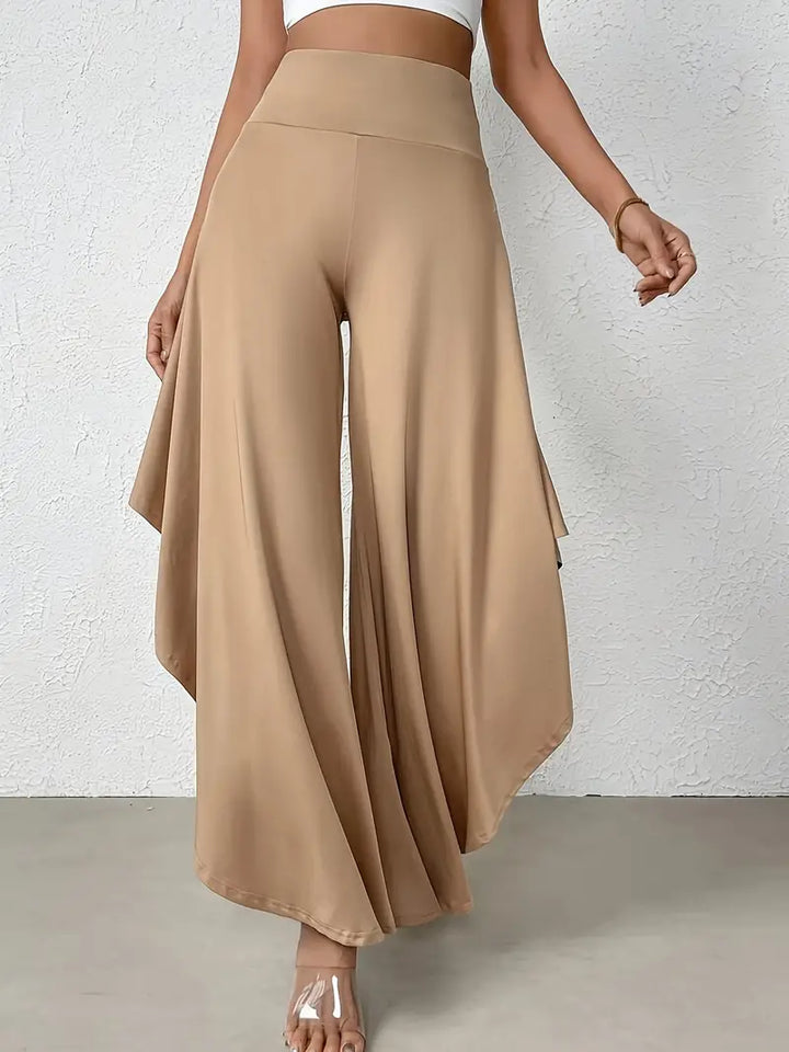 Chic Ingrid - Pants with flair: wide legs and trendy asymmetry detail
