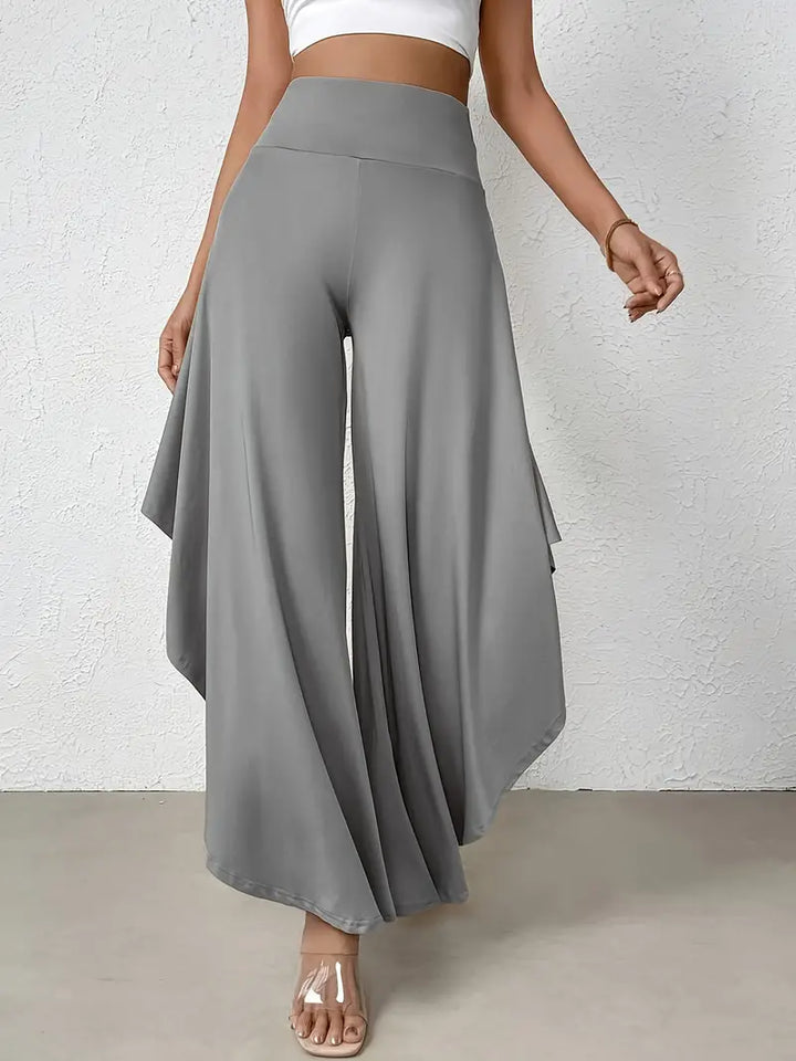 Chic Ingrid - Pants with flair: wide legs and trendy asymmetry detail